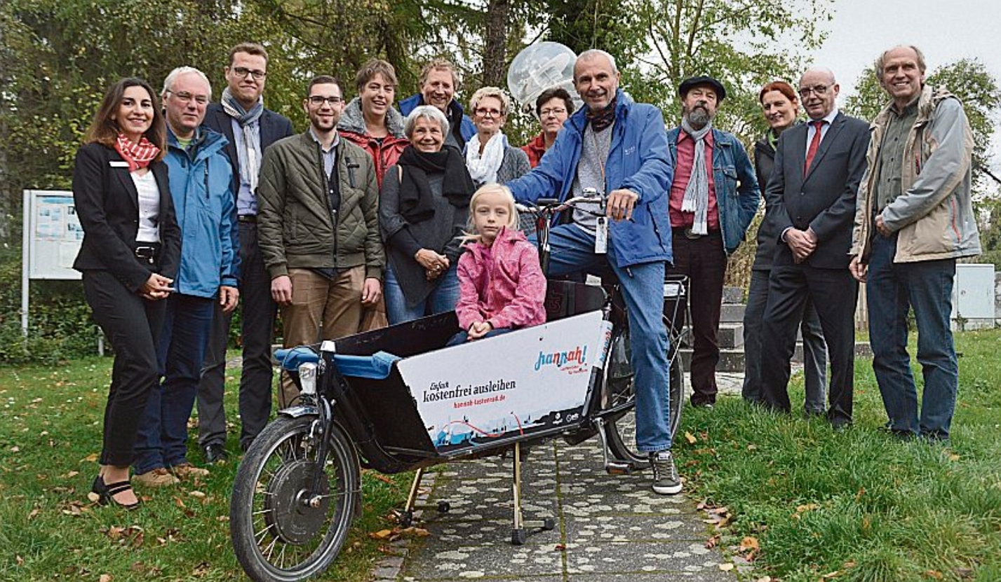 Grüne, ADFC und Sponsoren freuen sich über das neue Lastenfahrrad